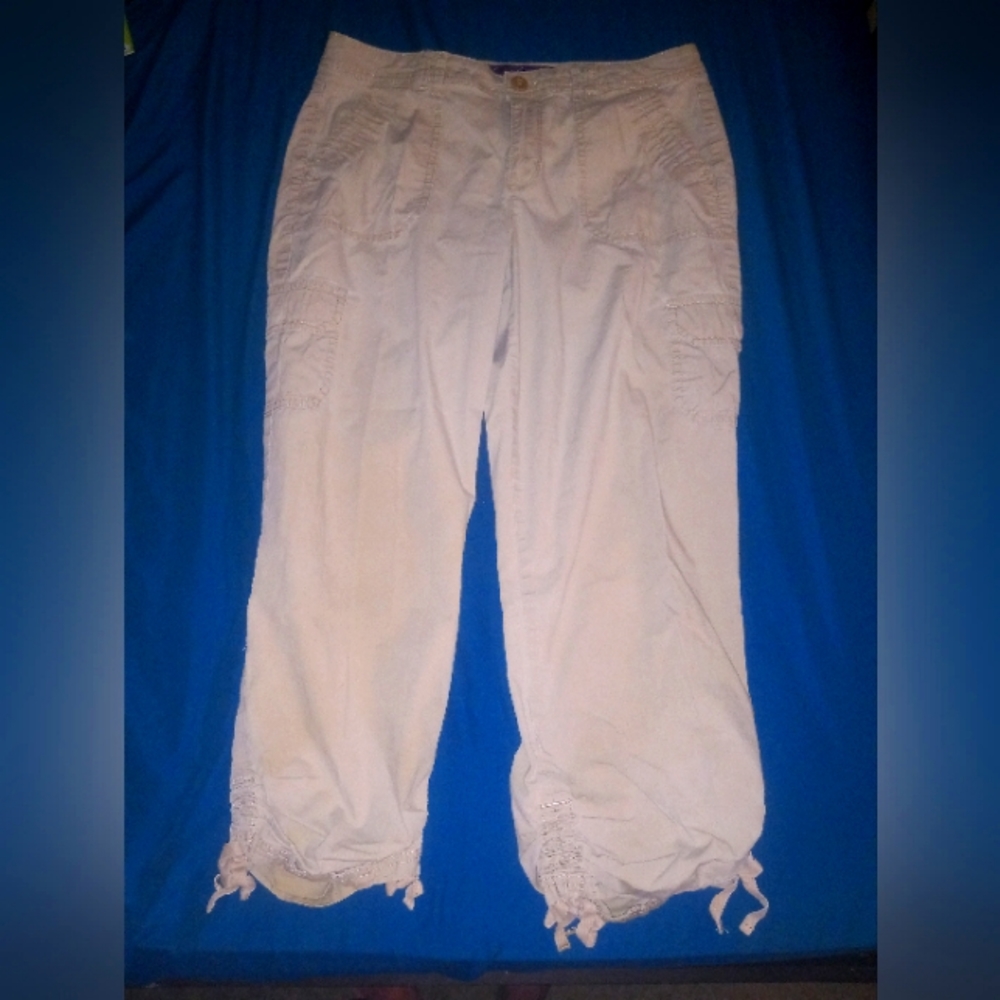 Size 6  Gloria Vanderbilt Crops